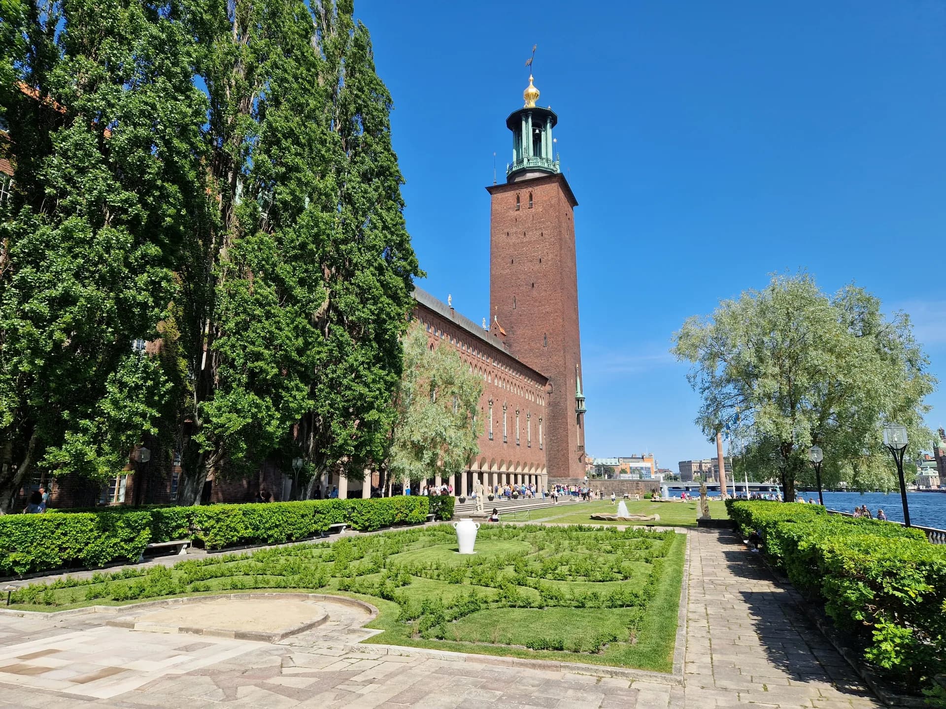 Från Stadshusets torn till Storkyrkans silhuett.